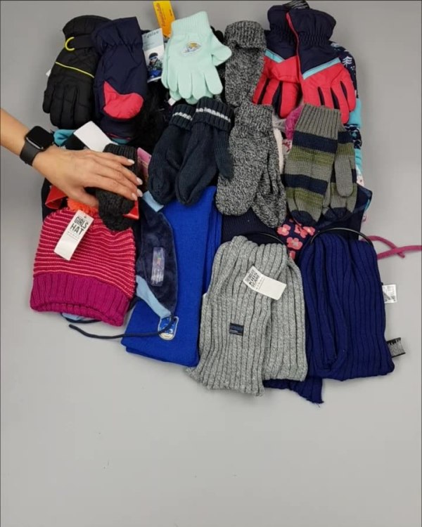 Фотография  841 - Шапки, шарфы, перчатки детские СТОК#3 кг, ЛОТ №2452 оптом в Кызыле и республике Тыва
